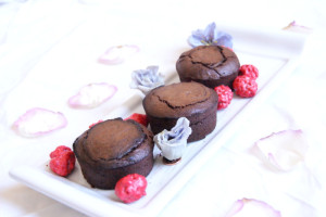 St Valentin : Moelleux au Chocolat et Pralines Roses